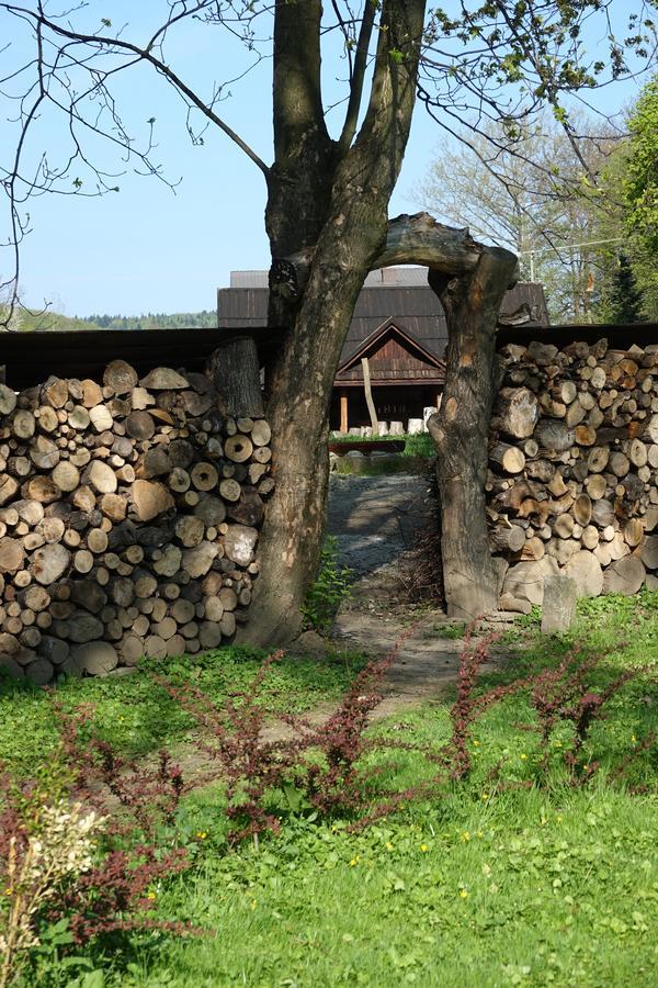 Gosciniec Dworski W Ropie - Pokoje Goscinne Ropa Exterior photo